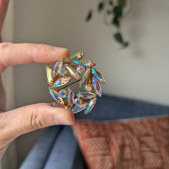 STUNNING 😍 Aurora Borealis Iridescent Leaf Wreath Circle Brooch Pink Undertones - Picture 7 of 9